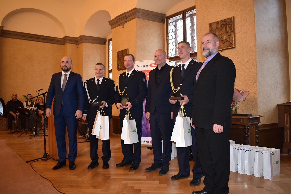 Plzeň ocenila osobnosti z řad záchranných složek za mimořádné činy při záchraně lidského života a majetku