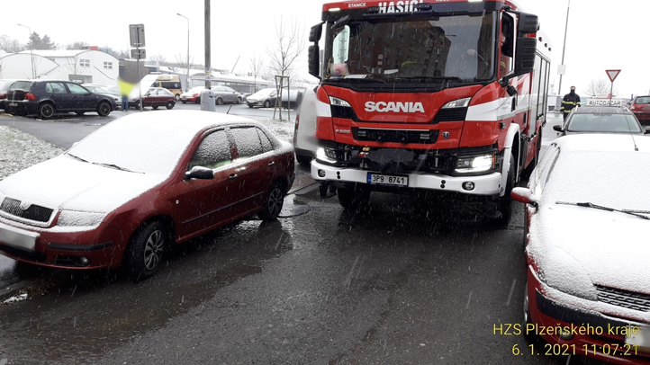 Buďte ohleduplní při parkování, žádají Plzeňany hasiči i strážníci