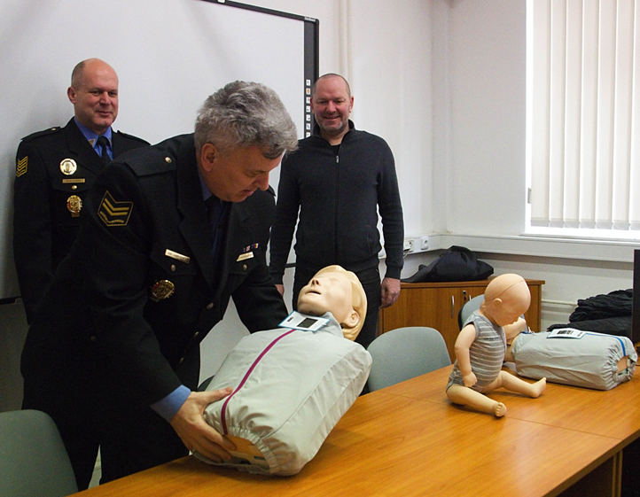 Plzeňští strážníci mají nové resuscitační figuríny. Pomohou při záchraně dětí i dospělých