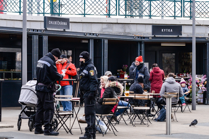 Město aktivně řeší situaci v bezprostředním okolí Hlavního vlakového nádraží v Plzni. Přijalo několik opatření a další chystá