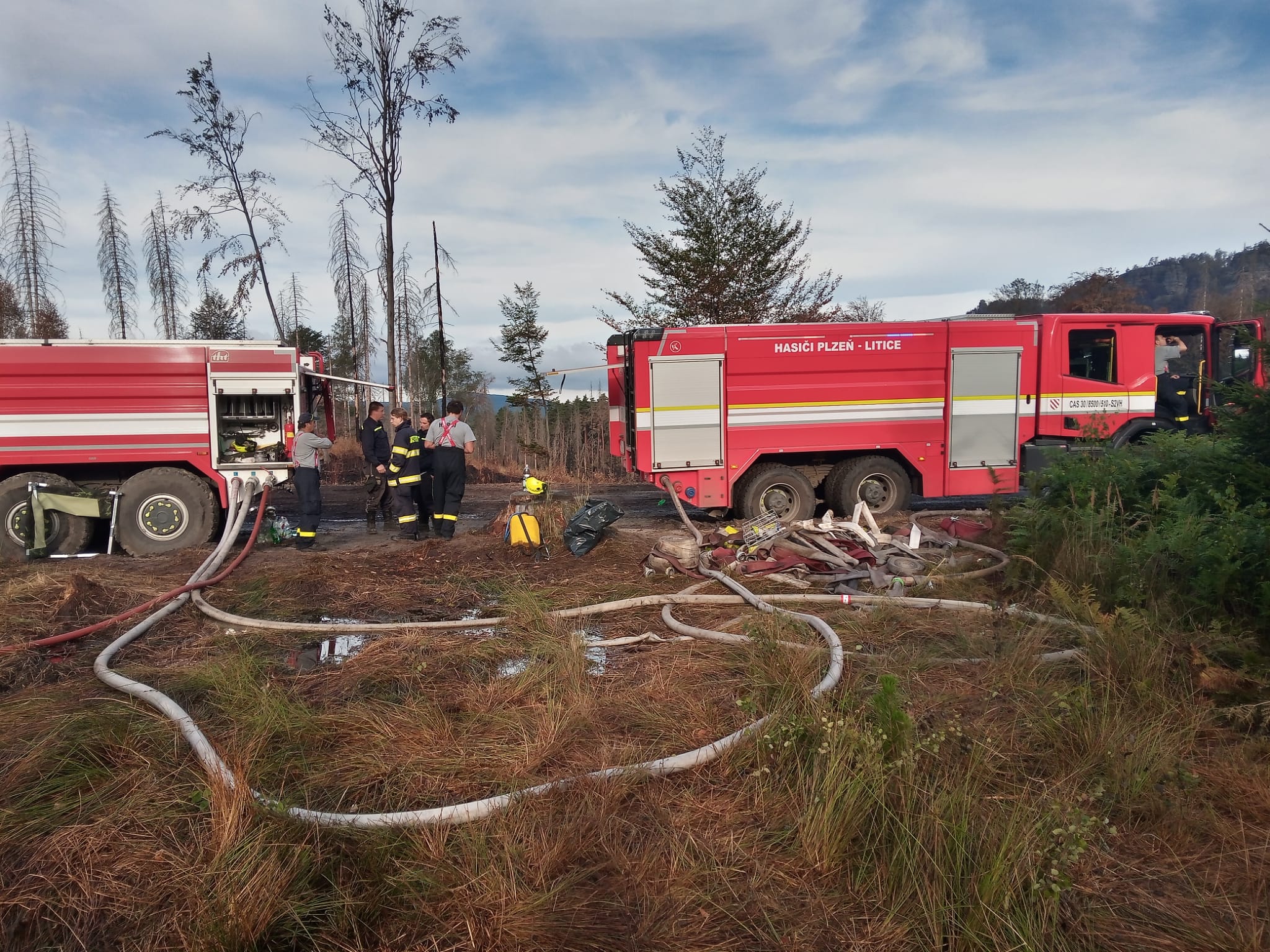 Plzeňští dobrovolní hasiči pomáhali v Hřensku. Museli si uhasit okolí penzionu, v němž byli ubytovaní